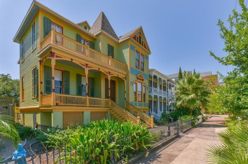1819 Ball St, Galveston, TX 77550-4861
