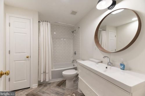 9106 Meadowcreek Ln, Lorton VA  22079-3238 exterior