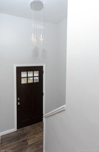 16 Crestview Dr, Uncasville CT  06382-1206 exterior