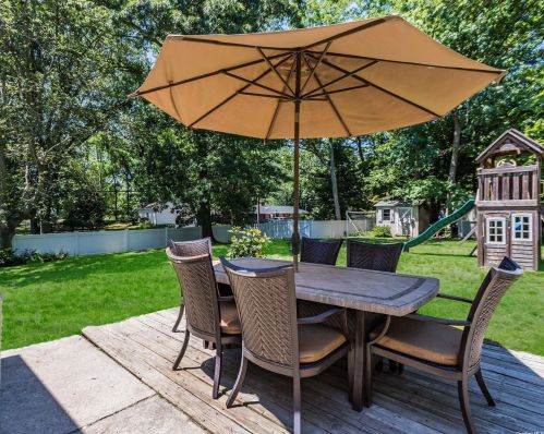 27 Hilden St, San Remo NY  11754-1743 exterior