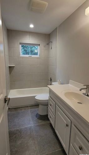 220 4th St, Deer Park NY  11729-5923 exterior