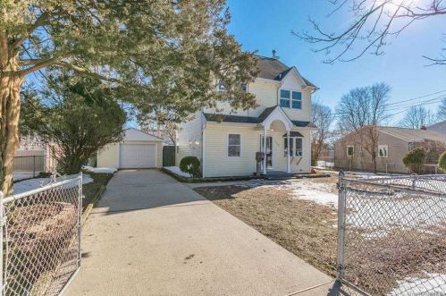 206 16th St, Babylon, NY 11704-2736