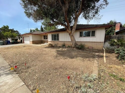 7133 4th St, Fresno, CA 93720-3233
