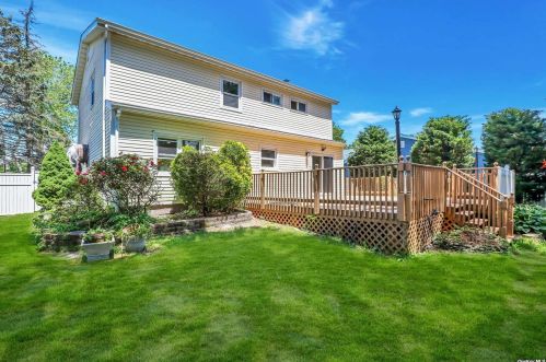 2 Maison Dr, Holbrook NY  11741-1314 exterior