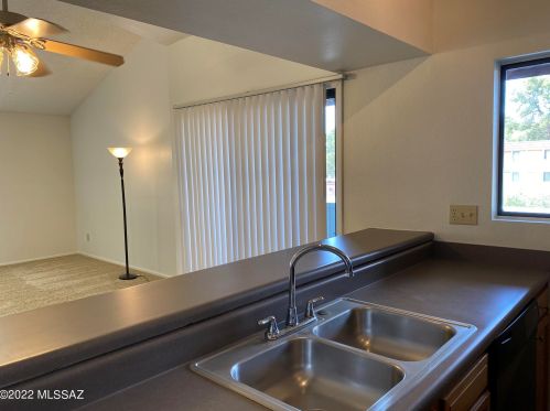 2182 Pantano Rd, Tucson, AZ 85710-6102