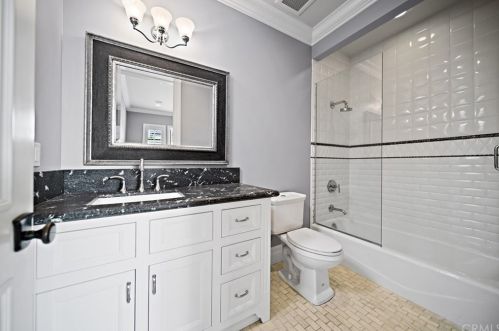 920 Kings Rd, Newport Beach CA  92663-5718 exterior