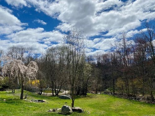 101 Mexico Ln, Mahopac, NY 10541-2618