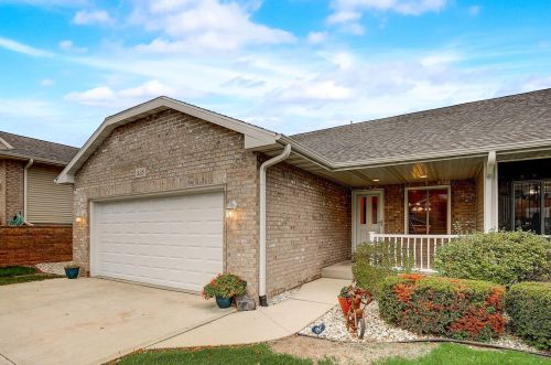 535 Bolson Dr, Oconomowoc, WI 53066-3878