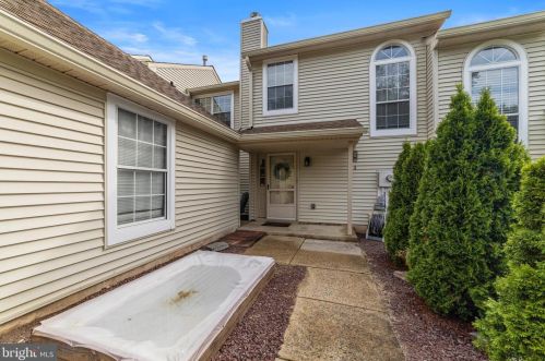 1705 Hawkins Dr, Southampton, PA 18966-4033
