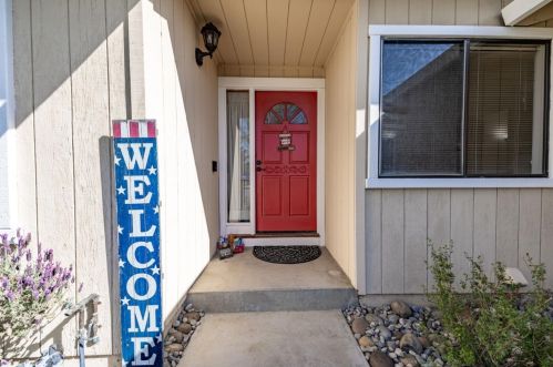 1490 Vallejo Dr, Hollister, CA 95023-6216