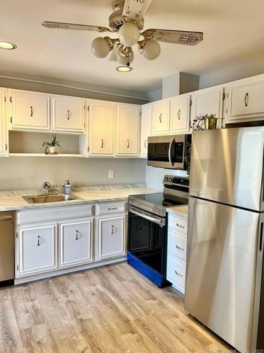 4 Riverview Dr, Bridgeport, CT 06606-5924