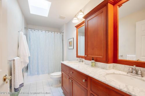 32 Carriage House Ln, Little Silver NJ  07739-1729 exterior