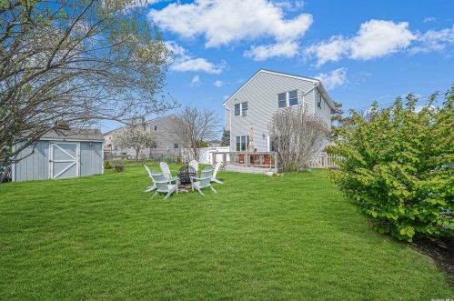 88 Doges Promenade, North Lindenhurst NY  11757-6405 exterior