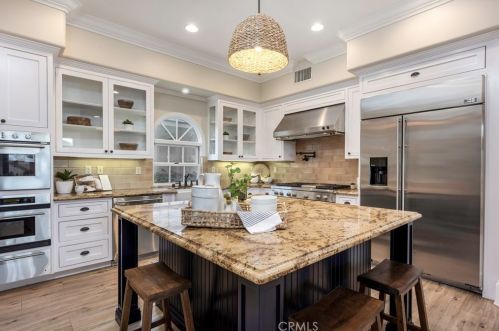 5250 Appian Way, Long Beach CA  90803-1901 exterior