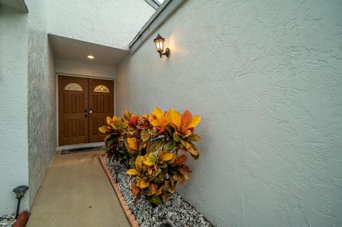 8 Compton Way, Boynton Beach, FL 33426-7610