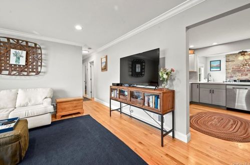 8 Heath Rd, Fishkill NY 12524-2024 exterior