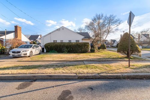 500 Marcellus Rd, Williston Park, NY 11596-2116