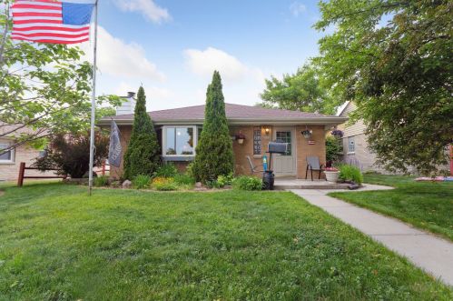 6406 Eden Pl, Milwaukee, WI 53220-1332