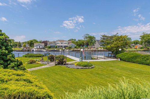 20 Cedar Ln, Babylon NY  11702-3809 exterior