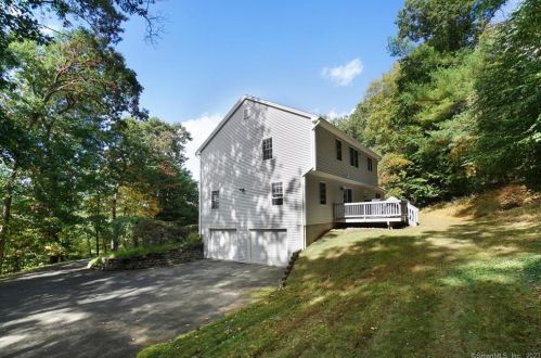 20 Narragansett Trl, Sandy Hook CT 06482-1147 exterior