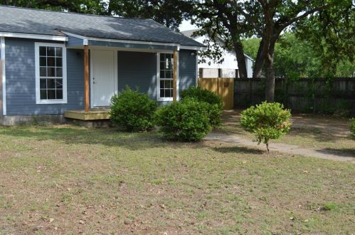 2900 Elinor St, Fort Worth, TX 76111-6226