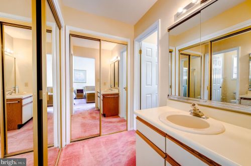 12 Meadowwood Ct, Columbus NJ  08022-1026 exterior