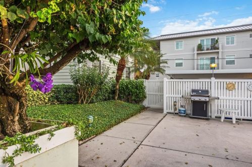 880 8th Ave, Naples FL  34102-6962 exterior