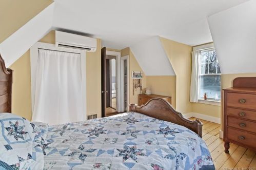 3 Riverside Pl, Gales Ferry CT  06335-1442 exterior