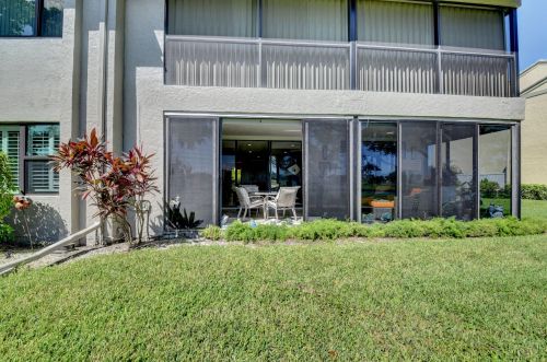 9 Eastgate Dr, Boynton Beach FL  33436-6802 exterior