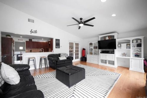 80 Friendly Rd, Mahopac NY  10541-1922 exterior