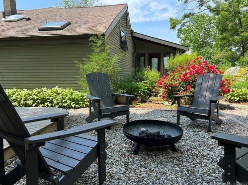 6 Buttonball Trl, Norwalk CT  06851-2812 exterior