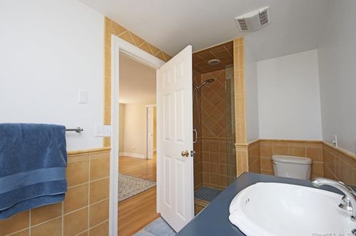 26 Oak Knoll Rd, Ridgefield CT  06877-4334 exterior