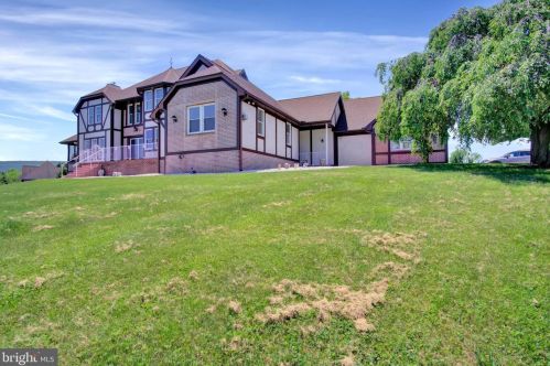 11 Thrush Dr, Carlisle PA  17015-7653 exterior