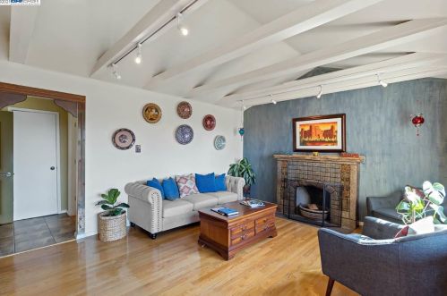 7950 Hillmont Dr, Oakland CA  94605-3521 exterior