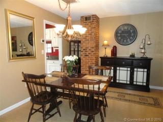 24 Magnolia Hill Ct, Cromwell, CT 06416-1829