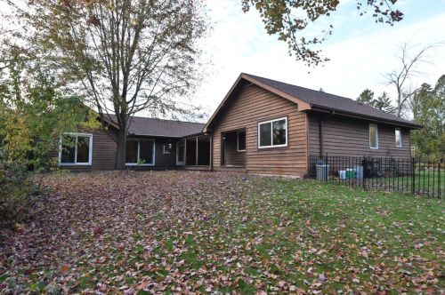 8801 Hart Dr, Waterford WI  53185-1364 exterior