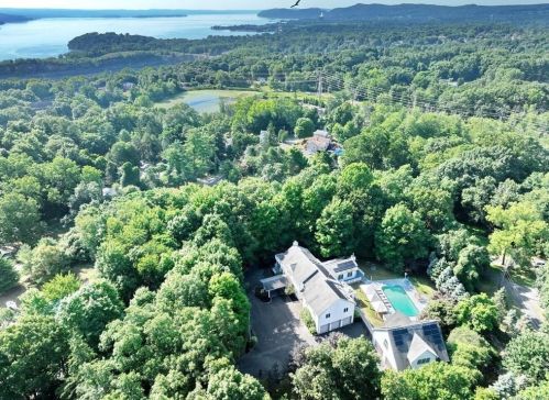 4 Foxwood Dr, Tomkins Cove, NY 10986-1006