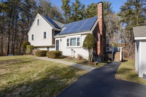 56 Lexington St, Hanson, MA 02341-1142