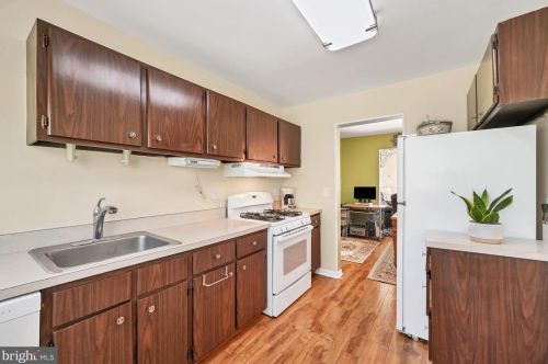 200 Canterbury Ct, East Windsor NJ 08520-5509 exterior