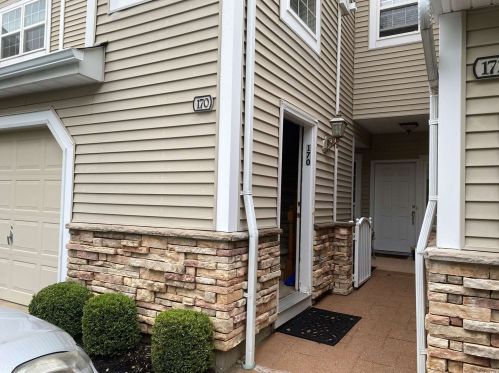 170 Carriage Ln, Hicksville, NY 11803-1528
