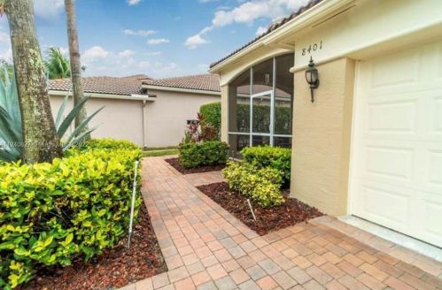8401 Nicholls Pt, West Palm Beach, FL 33411-5528