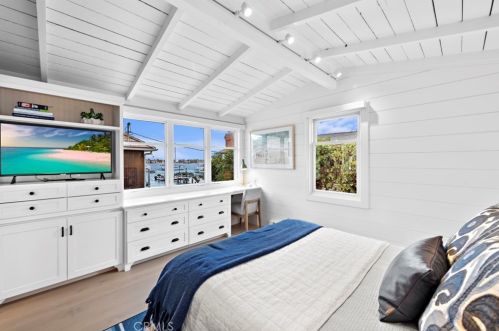 104 Onyx Ave, Newport Beach CA  92662-1208 exterior