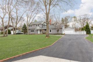 15 Bogel Rd, Bay Port, NY 11705-1728