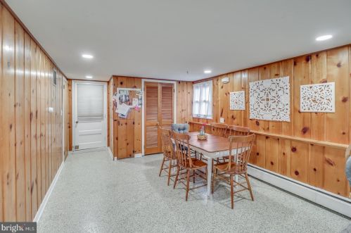 121 School Pl, Slaughter Beach DE  19963-1821 exterior