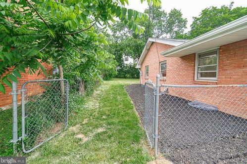 415 Liberty St, Charles Town WV  25414-1827 exterior