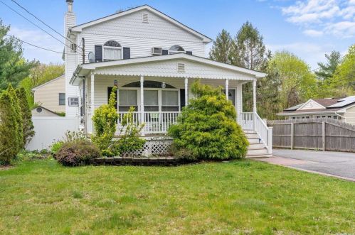 10 Wheat Path Rd, Mount Sinai, NY 11766-2225