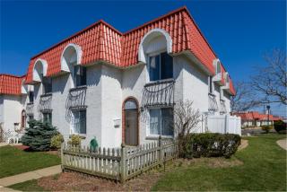 72 Alhambra Dr, Rockville Centre, NY 11572-5425