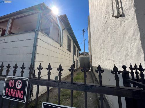 2826 14th Ave, Oakland CA  94606-3203 exterior