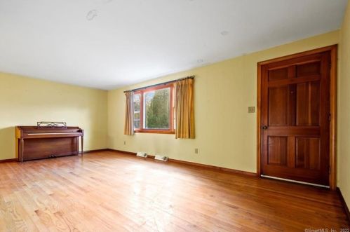 15 Barnett Dr, North Haven, CT 06473-3456