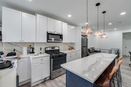 8 33rd St, Bayonne, NJ 07002-3999